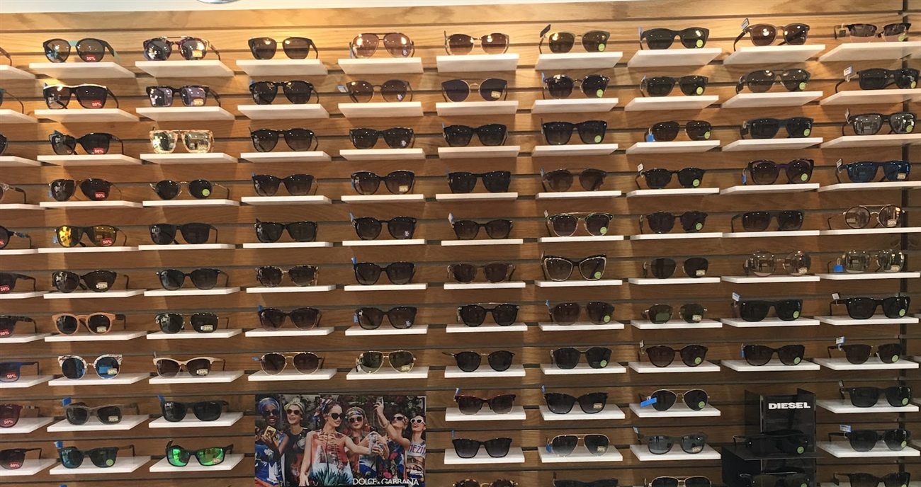 Detalle de los estantes con gafas de sol de distintas marcas